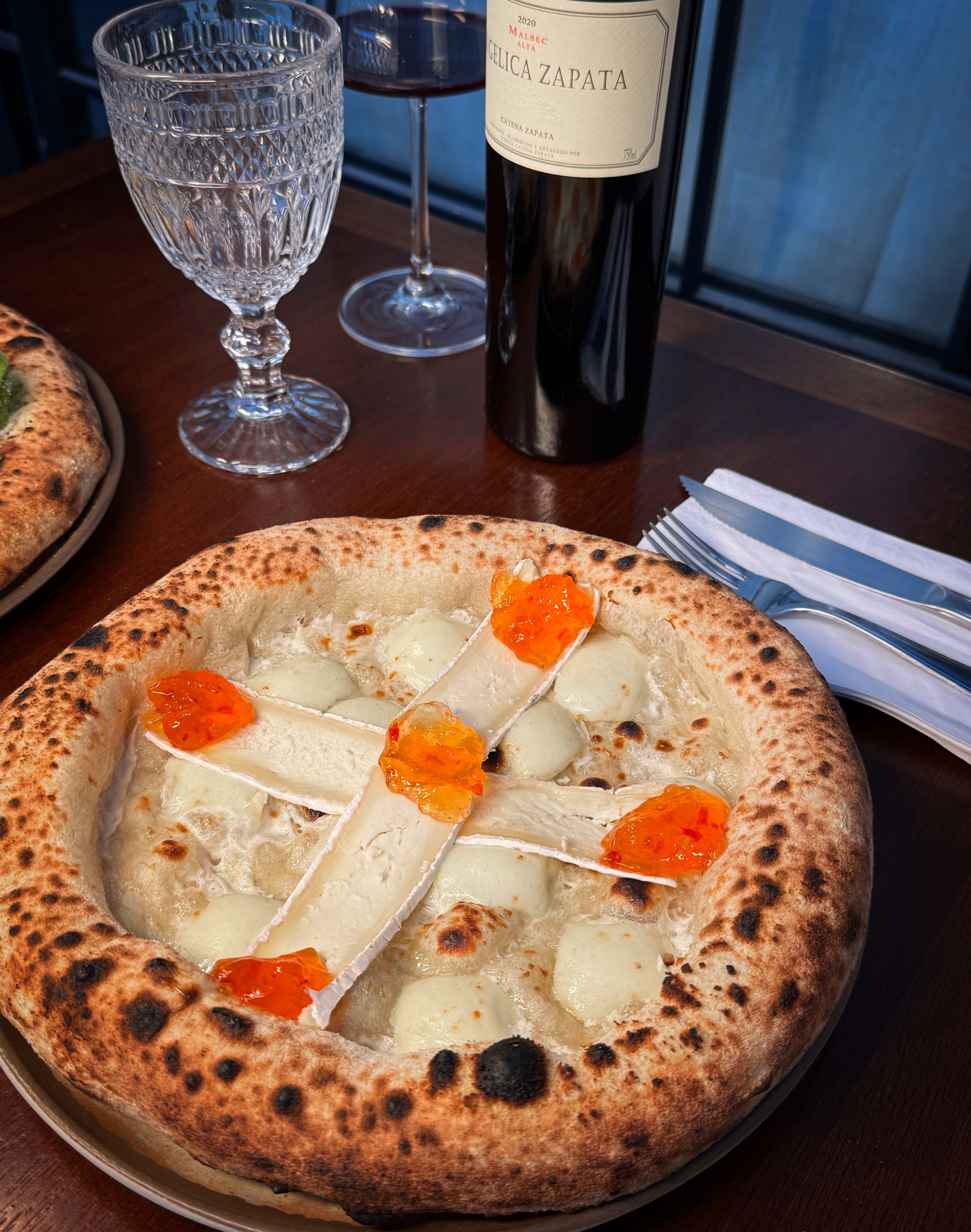 Pizza de brie com geleia de pimenta