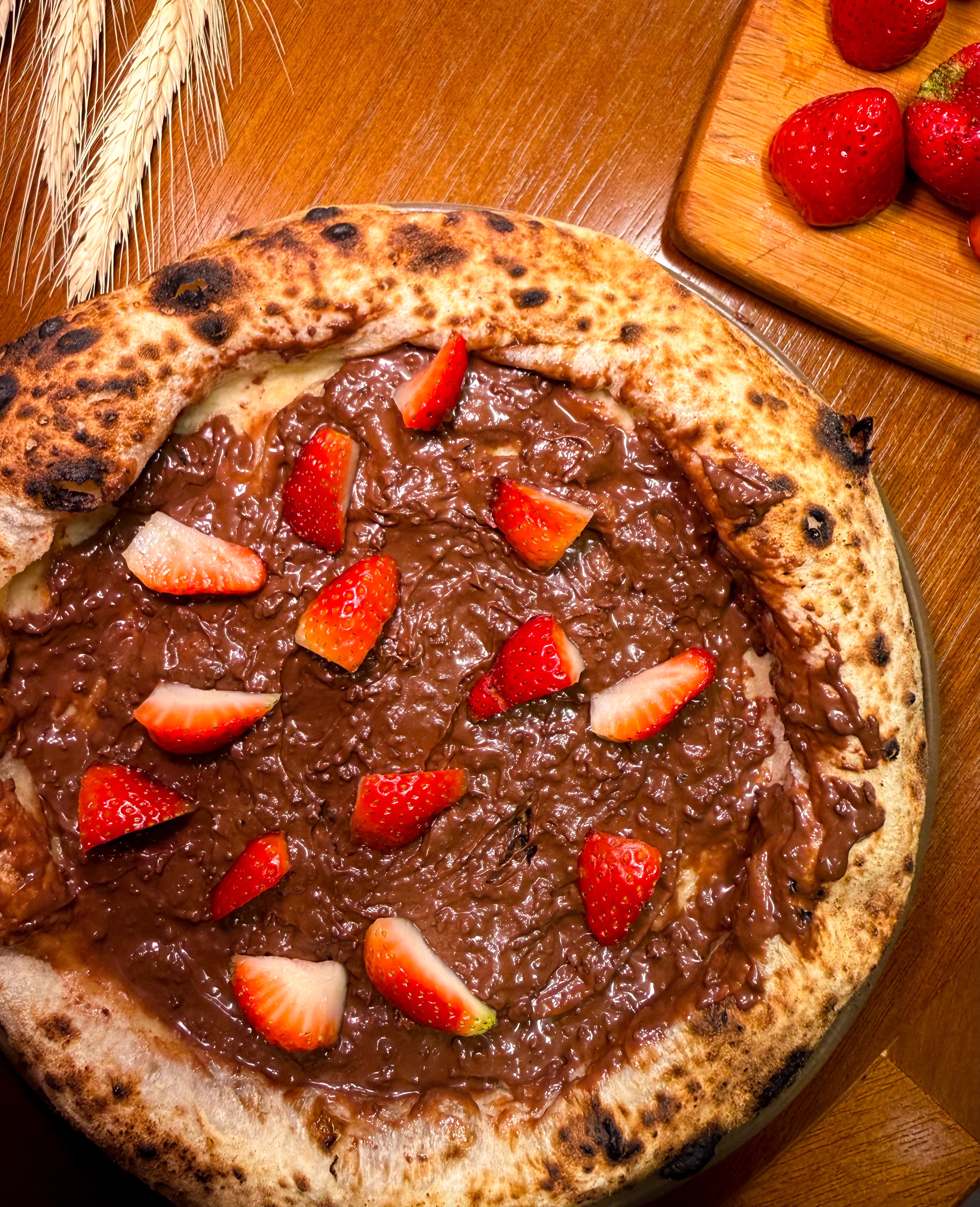 Pizza doce de Ovomaltine com morango