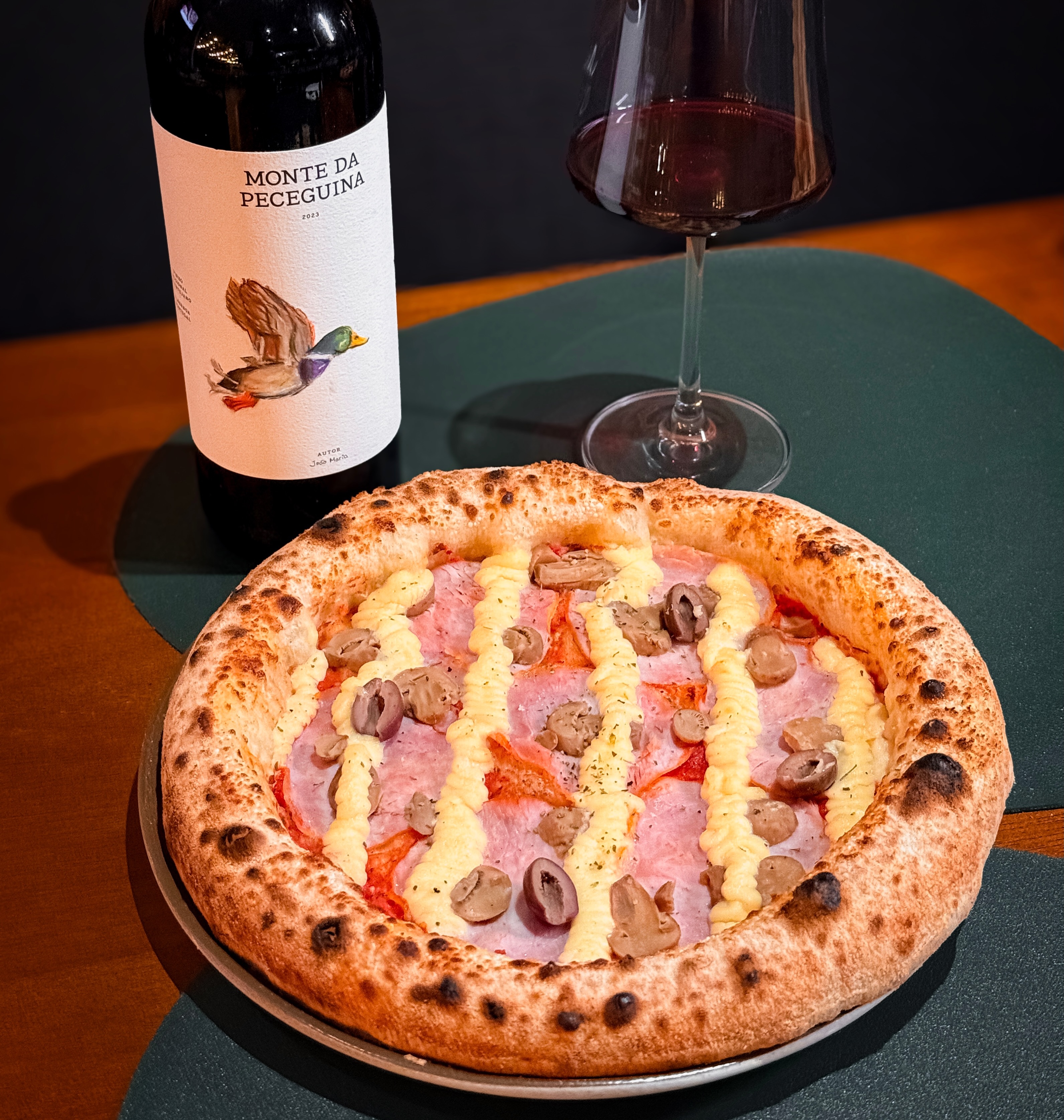 Pizza napoletana da Famiglia Mora servida à mesa