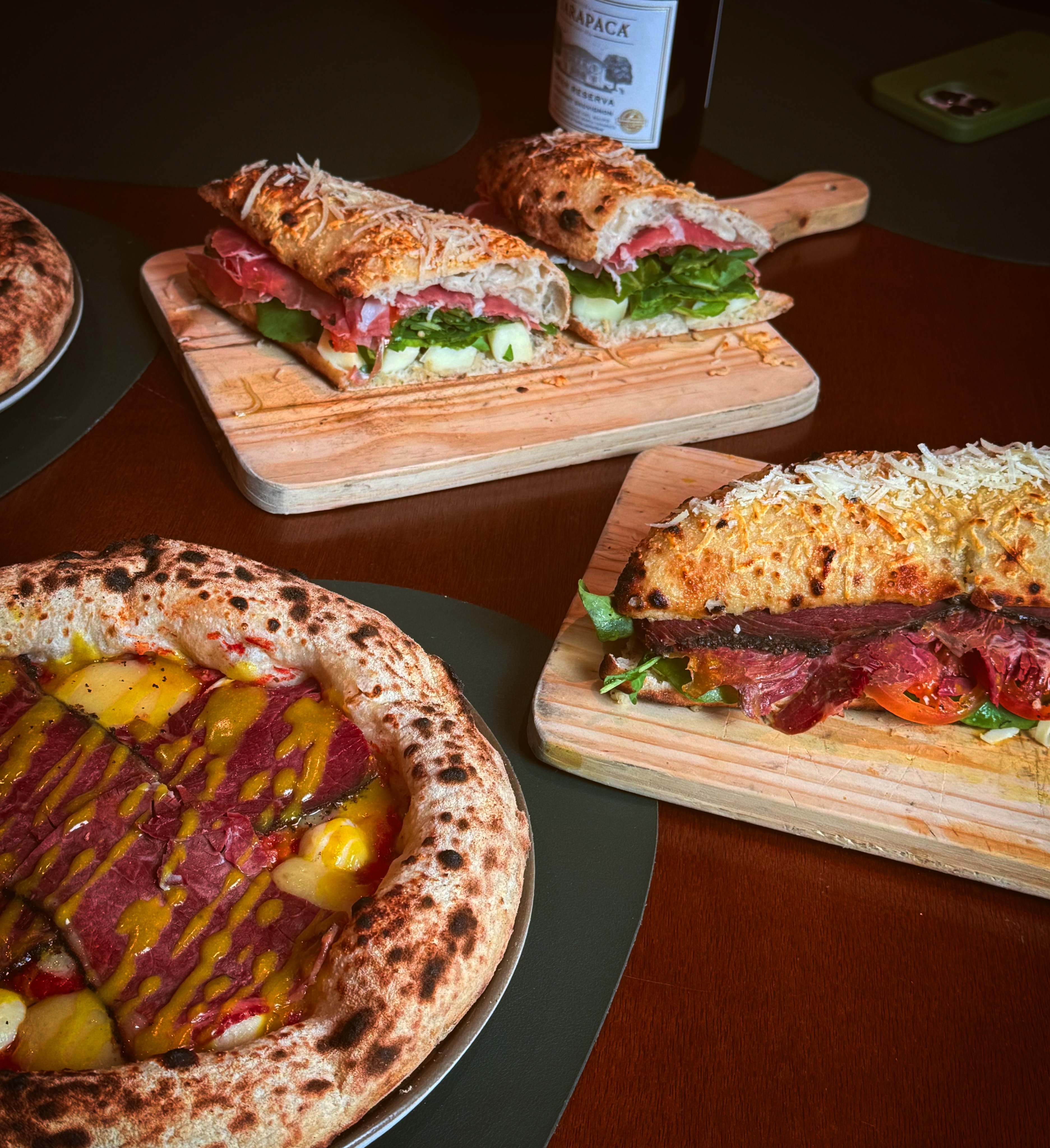 Pizza, panini e vinho servidos na Famiglia Mora